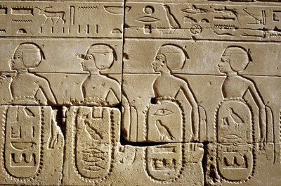 Eski Mısır, Duvar resmi/oyma, Karnak/Luksor Altılı Pilon, III. Tutmoses#39;in ordusu tarafından zaptedilen güney ve Suriye kabilelerinin listesinin bir kısmı, Karnak Tapınağı, Luksor by School Egyptian
