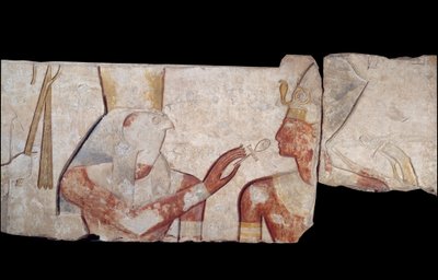 Eski Mısır Sanatı: Kral II. Ramses, kendisine hayat ve kraliyet nişanı veren tanrısal Horus, Amon ve Hathor ile tanıştırılır. 1250 civarında Ramses II a Abydos tapınağından alçak kireçtaşı kabartması. 19. hanedan. Yeni İmparatorluk. Paris, Louvre Müzesi by School Egyptian