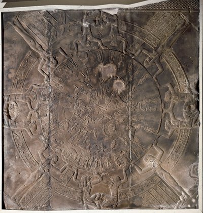 Mısır antik eseri: “” Zodyak”” Denderah'daki Hathor tapınağındaki Osiris'in doğu şapelinin tavanından alçak kabartma. Ptolemaios dönemi (MÖ 332-30) Paris, Louvre Müzesi by School Egyptian
