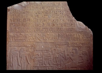 Mısır antik: hiyeroglif şeklinde kod dilinde bir yazıtla kaplı mezar steli. Paris, Louvre Müzesi by School Egyptian