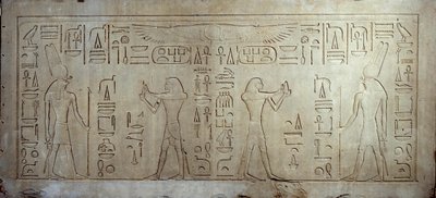 Mısır antik eseri: Kral Sesostris III'ü (MÖ 1862-1843) (solda) genç bir adam olarak tasvir eden kireçtaşı stel, sağda, yaşlı bir adam tanrı Monti'ye ekmek ve kek sunuyor. 1878-1843 M.Ö. Medamoud'dan. Paris, Louvre Müzesi by School Egyptian