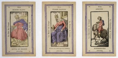 Kral (sarışın adam), kraliçe (sarışın kadın) ve binici (bitirme) kupasıyla oynamak için eski kartlar. Musée de la Carte à Joueur, Issy-les-Moulineaux. by School French
