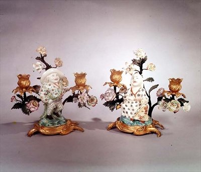 Bir çift Mennecy ormolu bir cüce ve bir kurtçuk (porselen) figürleri monte by School French