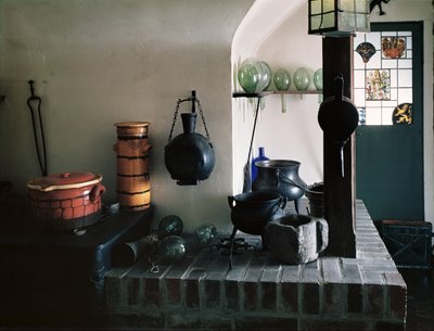 18. yüzyıldan kalma mobilyalar ve 12.-18. yüzyıldan kalma nesnelerle bir eczanenin yeniden inşası, laboratuvardan detay (fotoğraf) by School German