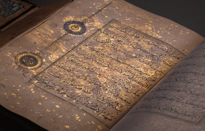 Bir Timurlu veya Aqquyunlu Kuran, İran (Çin kağıdında altın, mürekkep ve renkli pigmentler) by School Iranian