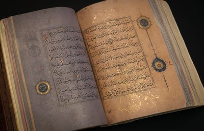 Bir Timurlu veya Aqquyunlu Kuran, İran (Çin kağıdında altın, mürekkep ve renkli pigmentler) by School Iranian