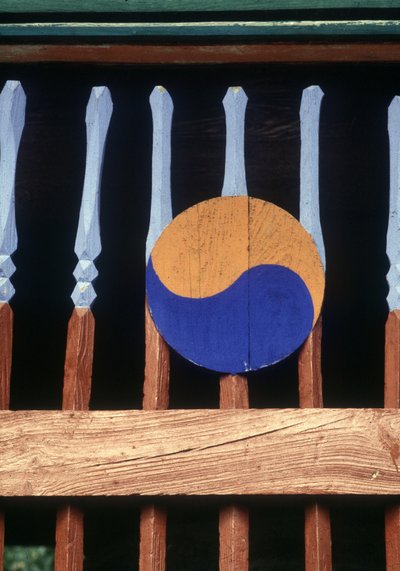 Ahşap bir bariyer (Kree) üzerinde Yin ve Yang sembolü by School Korean