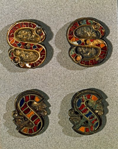 Ortaçağ Arkeolojisi (Orta Çağ). Lombardiya barbar sanatı: S harfi şeklinde kemer fibule (toka). Altın ve çok renkli emaye nesne. Lombard sanatı, 6. - 7. yüzyıl. İtalya, Cividale del Friuli, Arkeoloji Müzesi by School Lombard