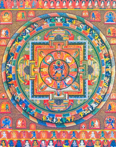 Ana tanrı Sambhara'yı eşi Vajrabarahi'yi kucaklarken tasvir eden Chakrasambhara Mandala, yüce mutluluğa ulaşmak için bilgelik ve uygulama birliğini simgeliyor (kumaş üzerine guaş) by School Nepalese