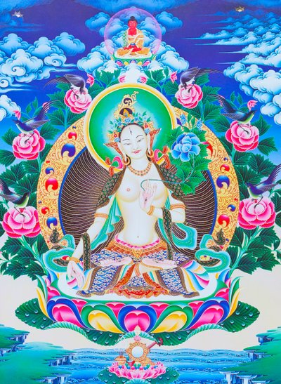 Beyaz Tara'yı, bir nilüfer üzerinde oturan yedi gözlü kutsal anneyi, sağ eli cömertliği simgeleyen varada mudra pozisyonunda (kumaş üzerine guaş) tasvir eden resim by School Nepalese