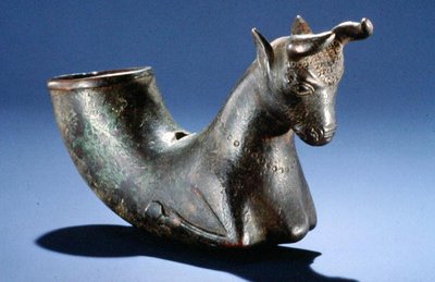 ಮಡಿಸಿದ ಕಾಲುಗಳನ್ನು ಹೊಂದಿರುವ ಬುಲ್, c.550-330 BC (ಕಂಚಿನ) ಟರ್ಕಿ by School Persian
