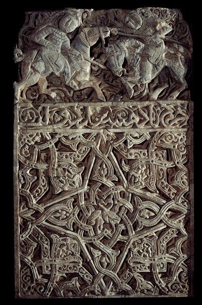 Pers sanatı: alçı panel arabeskleri ve kavga eden iki biniciyi süslüyor. Seattle. Sanat müzesi by School Persian