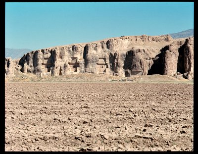 Nekropol ve Ahameniş krallarına ait Dört mezarın görünümü, soldan sağa, Arius II, Artaxerxes I ve Darius I büyük by School Persian