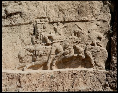 Nekropol ve Ahameniş krallarına ait mezarların görünümü, savaş sahnelerini temsil eden kabartma by School Persian