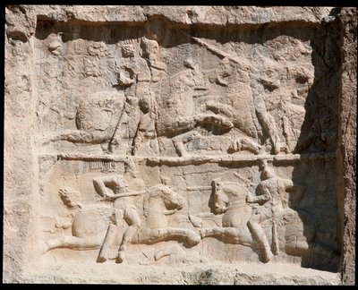 Nekropol ve Ahameniş krallarına ait mezarların görünümü, savaş sahnelerini temsil eden kabartma by School Persian