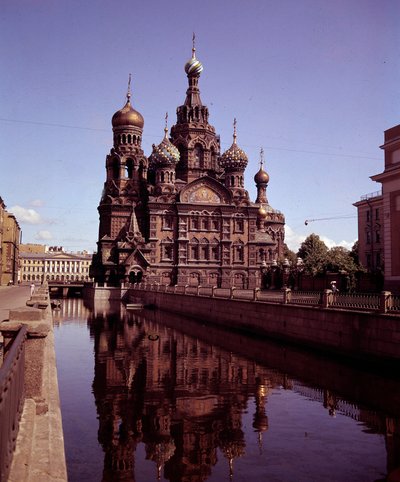 Mimari: Kutsal Kurtarıcı kilisesinin görünümü ve 1883 ile 1907 arasında gerçekleştirilen Sang Ayeti. St. Petersburg. Rusya by School Russian
