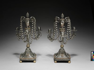 Şamdan çifti, c.1790-1795 (altın ve gümüş süslemeli, kesilmiş ve parlatılmış çelik) by School Russian