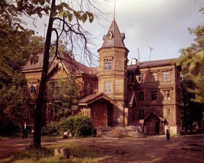 Rus mimarisi: 19. yüzyıldan kalma bir kulübenin görünümü, Rus kır evi. by School Russian