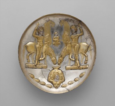 Gençleri ve kanatlı atları olan levha, MS 5-6. yüzyıl (gümüş, cıva yaldız) by School Sasanian