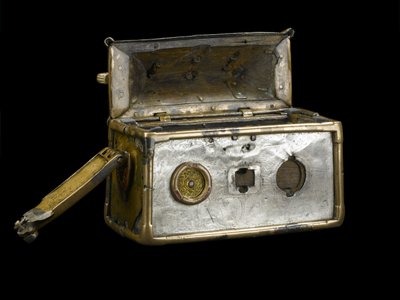 Monymusk Reliquary, MS 8. yüzyıl (bronz, gümüş, ahşap, bakır alaşımı, cam, emaye) by Scottish School