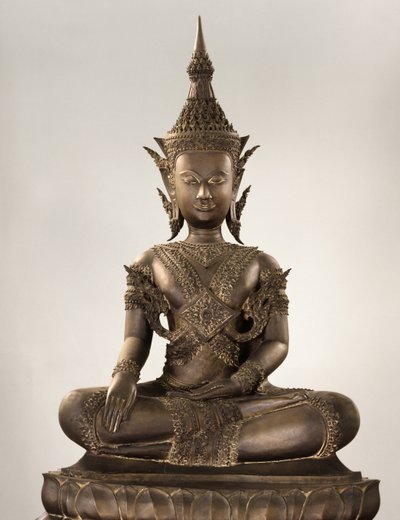 Kraliyet kıyafetleri içinde gerçek boy Buda (bronz) by School Siamese