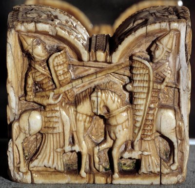 Romanesk sanat: iki şövalye arasındaki savaşı temsil eden dama piyonu. Fildişi heykel. İspanya