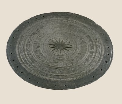 Dong Son davulunun tepesinden detay, MÖ 2.-1. yy (bronz) by School Vietnamese