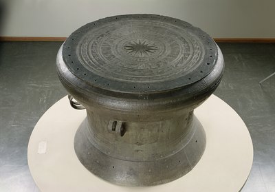 Davul, Dong Son stili, MÖ 2.-1. yüzyıl (bronz) (ayrıca bkz. 232894) by School Vietnamese