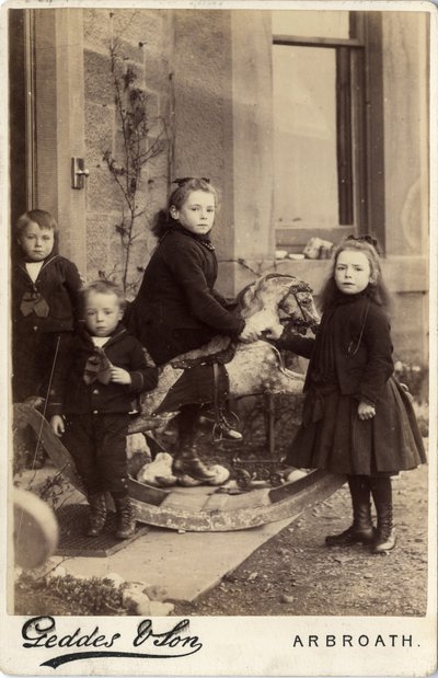 Bir grup küçük çocuk ve sallanan atları by Scottish Photographer