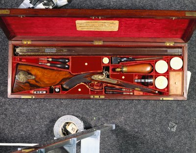 Haydarabad Nizamı için yapılmış altın süslemeli 16 kalibrelik D.B. vurmalı tüfek, pirinç monteli maun kılıf içinde, koyu kırmızı ipek astarlı, 1855 civarı (ipek, maun, çelik, bakır) by Scottish School
