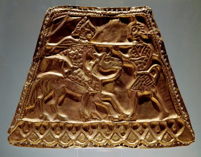 Bir savaşçıya mızrakla saldıran bir süvariyi gösteren altın levha (İskit sanatı, MÖ 5.-3. yy) by Scythian
