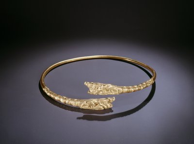 Uçlarda domuzlara saldıran aslanlarla tork (altın) by Scythian