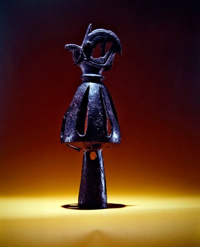 Koç boynuzlu bir griffin başı ile süslenmiş nihai, açık iş koni, MÖ 7. yüzyıl sonu - 6. yüzyıl başı (bronz) by Scythian Scythian