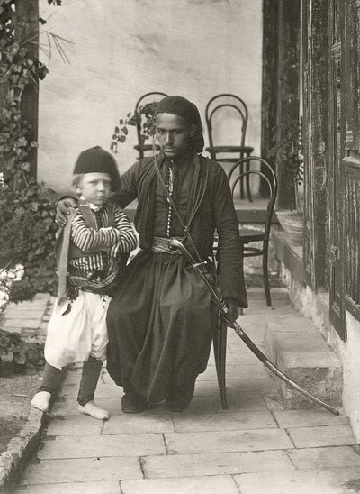 Arap kawass (Osmanlı muhafızı), Kudüs'ün Judea Bölgesi'ndeki bir evin bahçesinde genç bir çocukla, 1867 by Sergeant Henry Phillips