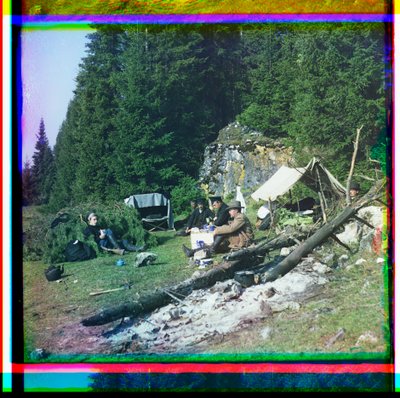 Sergei Prokudin-Gorskii ve diğerleri bir kamp alanında oturuyorlar, Chusovala Nehri, Ural Dağları, Rusya by Sergei Mikhailovich Prokudin Gorskii