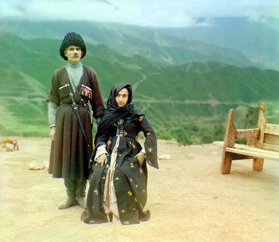 Dağıstan tipleri - madalyalı ve hançerli bir adam ve siyah elbiseli bir kadın, Rus İmparatorluğu, 1905 ve 1915 arasında by Sergey Prokudin Gorsky