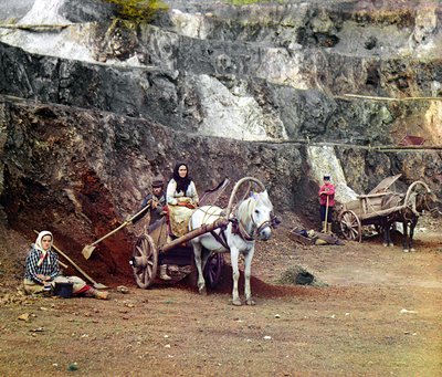 Bakalskii madeninde çalışmak: kürekler ve at arabaları ile Bakaly tepelerindeki demir madenlerinde çalışan bir aile, Ural Dağları, Rus İmparatorluğu, 1910 by Sergey Prokudin Gorsky
