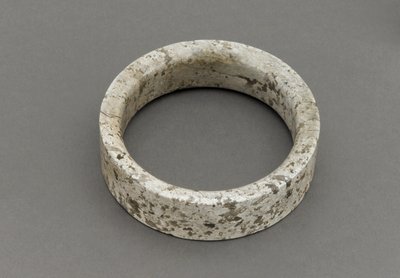 Bilezik (yeşim) by Shang Dynasty Chinese School