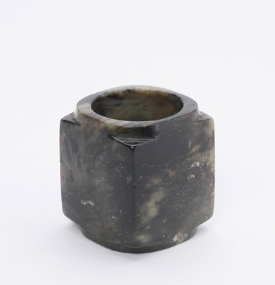 Kong (yeşim) by Shang Dynasty Chinese School