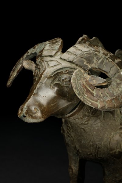 Ritüel koç biçimli şarap kabı, Gong (bronz) by Shang Dynasty Chinese School