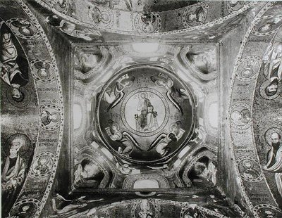 Merkezde Pantokrator İsa