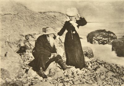Rus yazar Leo Tolstoy ve eşi Sophia, Karadeniz kıyısında, Kırım, Rusya, 1902 by Sophia Andreevna Tolstaya