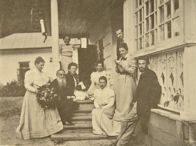 Rus yazar Leo Tolstoy eşinin doğum gününde ailesiyle birlikte, Rusya, 1900