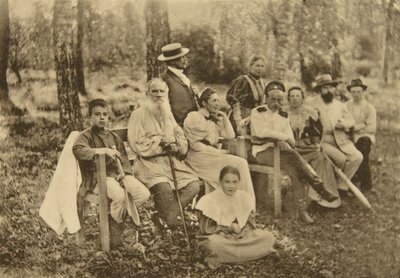 Rus yazar Leo Tolstoy misafirleri ile birlikte, Yasnaya Polyana, Tula yakınlarında, Rusya, 1895. by Sophia Andreevna Tolstaya