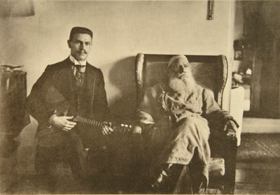 Rus yazar Leo Tolstoy, balalayka oyuncusu Boris Troyanovsky ile birlikte, Rusya, 1909 by Sophia Andreevna Tolstaya