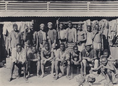 Bileşikteki Bir Grup (s/b fotoğraf) by South African Photographer