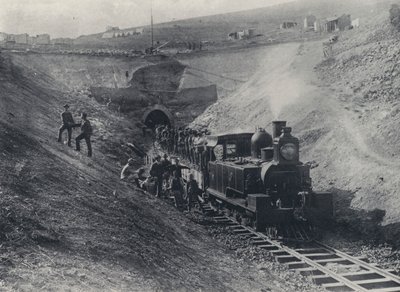 Charlestown Tüneli ve Ulusal Hükümet Demiryolu Motoru (s/b fotoğraf) by South African Photographer