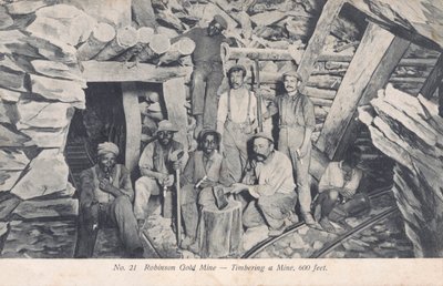 Yerin 600 fit altına kereste direkleri yerleştiren madenciler, Robinson Altın Madeni, Güney Afrika (s/b fotoğraf) by South African Photographer