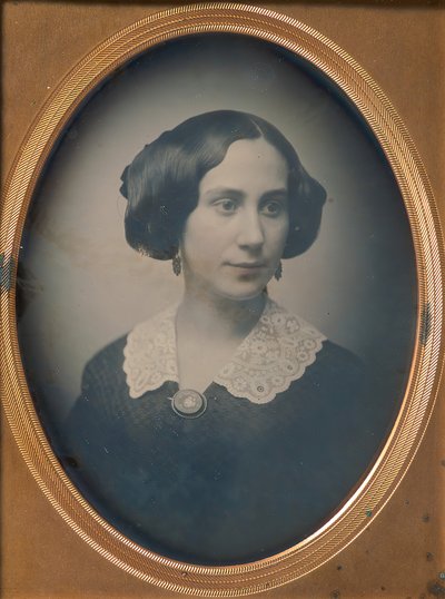 Dantel Yaka ve Broş Takan Genç Kadın, 1850