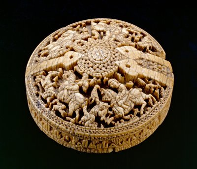 Dört avcı ve hayvanla süslenmiş bir kabın kapağı, Emeviler dönemi, MS 998-999 (ayrıca bkz. 416492) by Spanish School